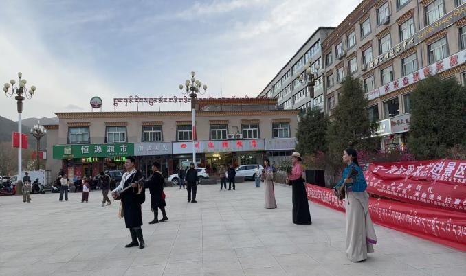 2025年5月1日夏河县街心花园开展戏曲进乡村惠民演出