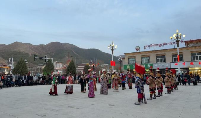 2025年5月3日开展夏河县&ldquo;我们的中国梦&mdash;&mdash;文化进万家&rdquo;戏曲进乡村惠民演出