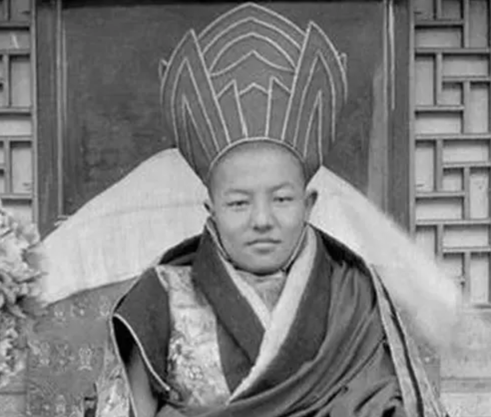 【甘南人物】1944年，一藏族人为重庆捐了买30架飞机的钱，为何建国后成了少将