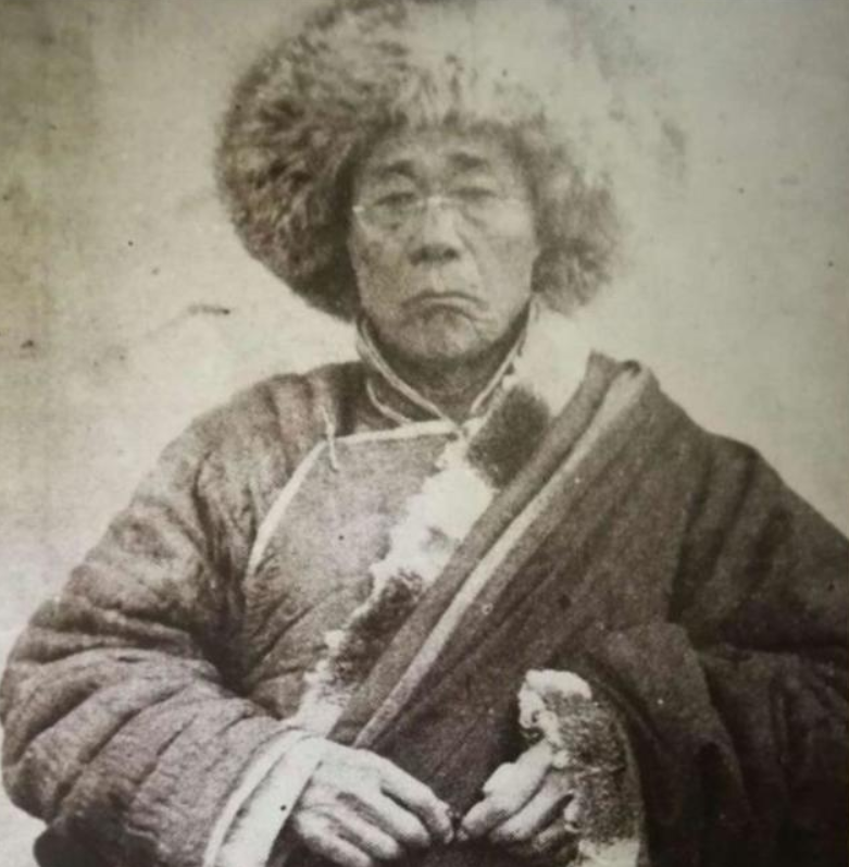 【甘南人物】1944年，一藏族人为重庆捐了买30架飞机的钱，为何建国后成了少将