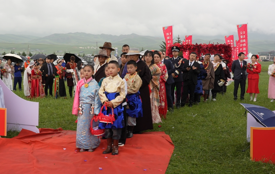 情定桑科草原 共倡文明新风尚 | 2025甘南州草原集体婚礼在夏河县桑科草原举行