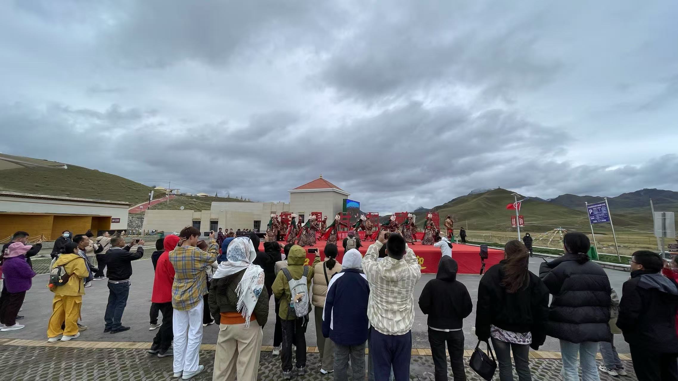 2025年10月01日国庆期间甘加秘境景区举办戏曲进乡村惠民演出活动