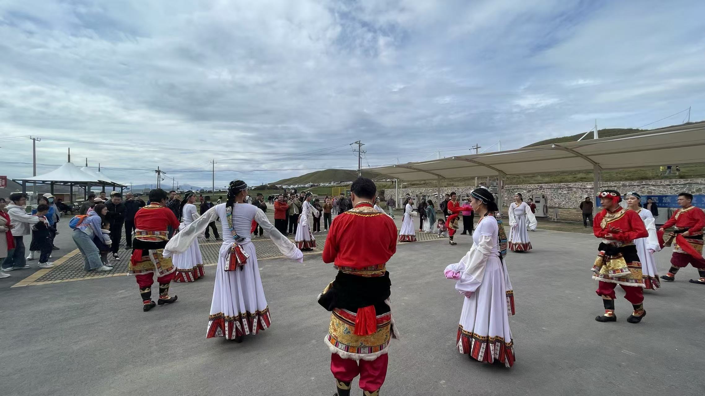2025年10月3日在国庆期间甘加秘境景区举办戏曲进乡村惠民演出活动