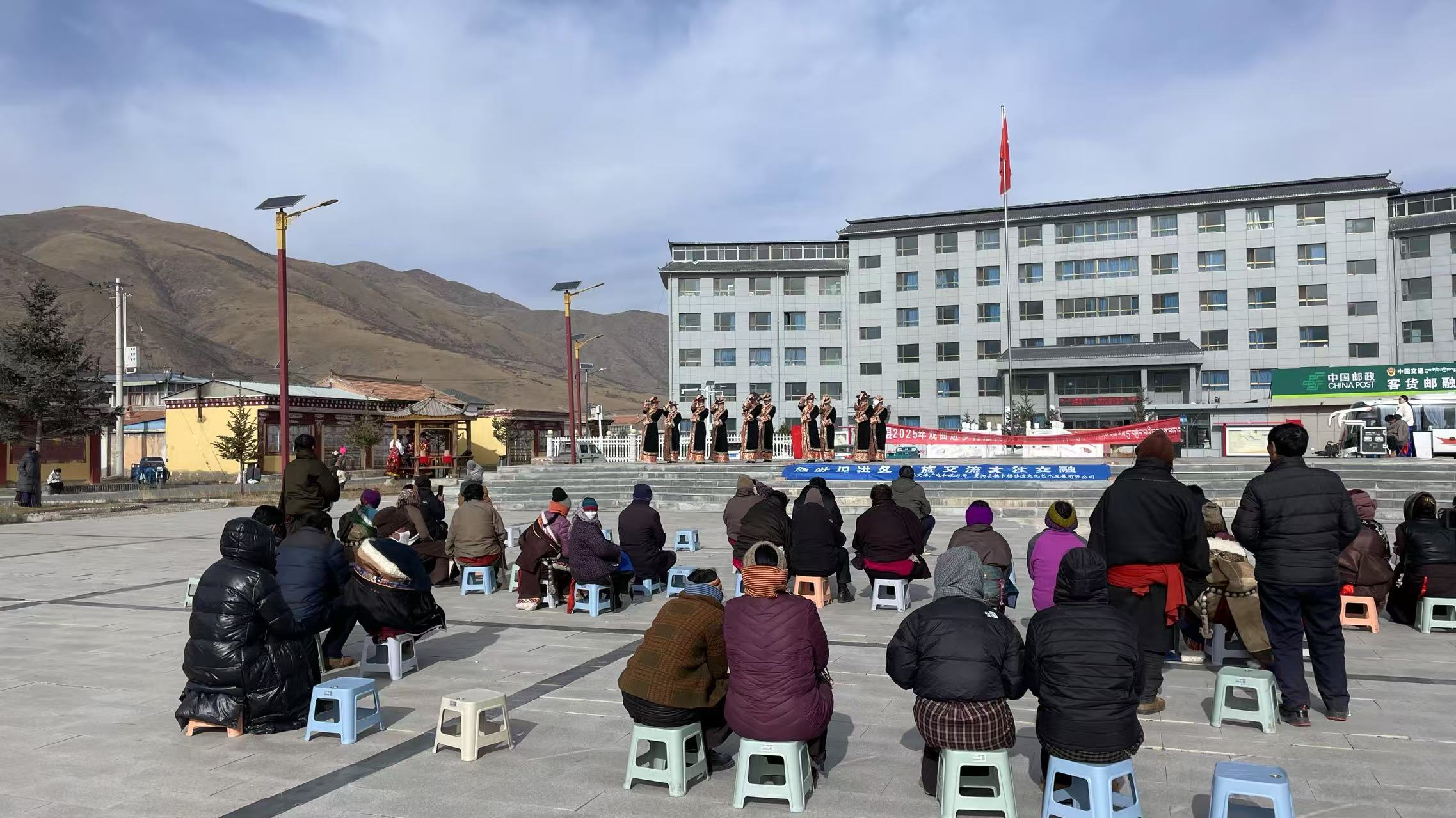 2025年12月3日赴科才镇文化广场开展2025年下半年戏曲进乡村文化惠民演出活动。