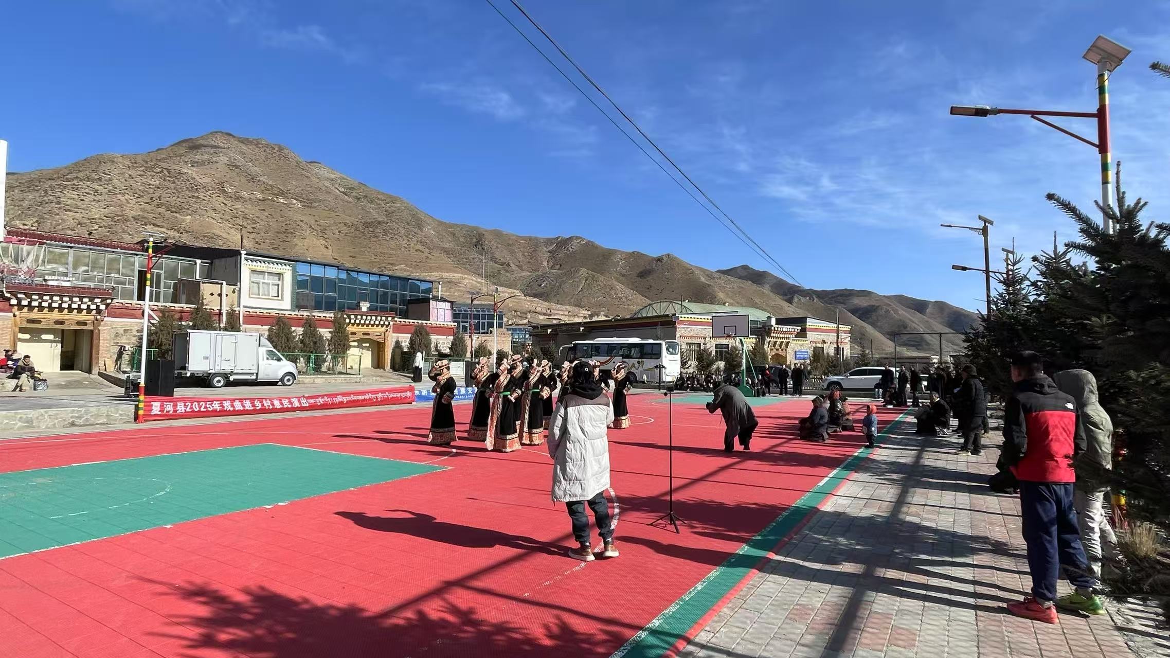 2025年12月4日赴博拉镇罗吾滩行政村开展2025年&ldquo;戏曲进乡村暨文化下乡"惠民文艺演出活动